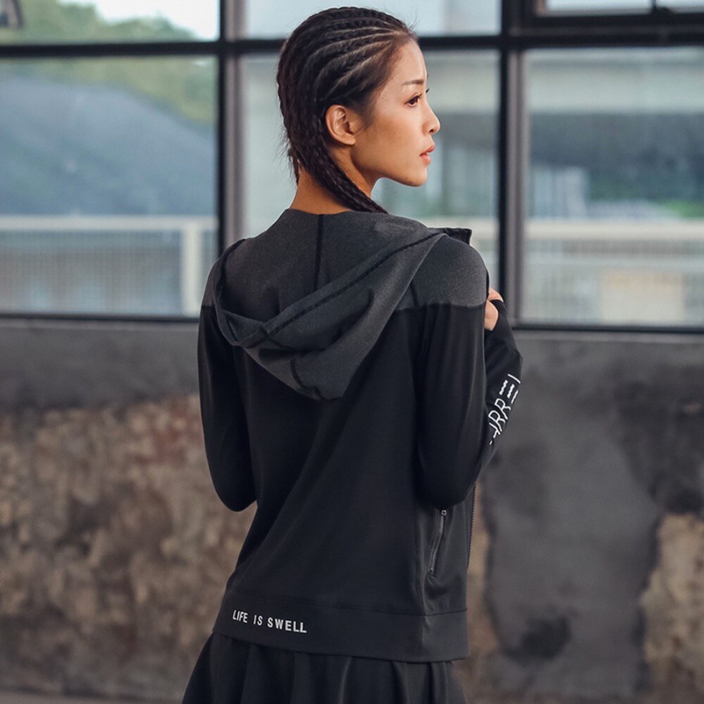 Hooded Running Jacket mit Daumenlöchern Detailansicht – VYROX