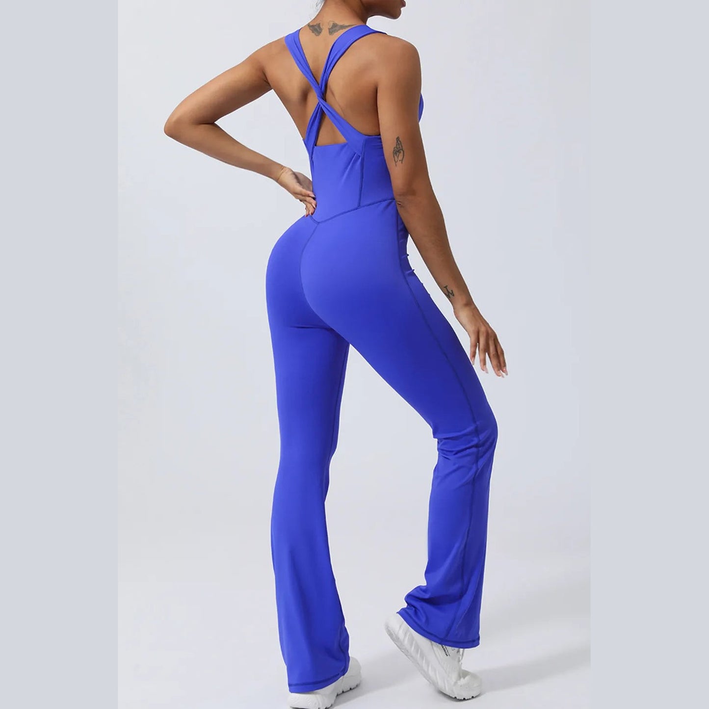 Ärmelloser Jumpsuit mit gekreuzten Trägern Detailansicht – VYROX