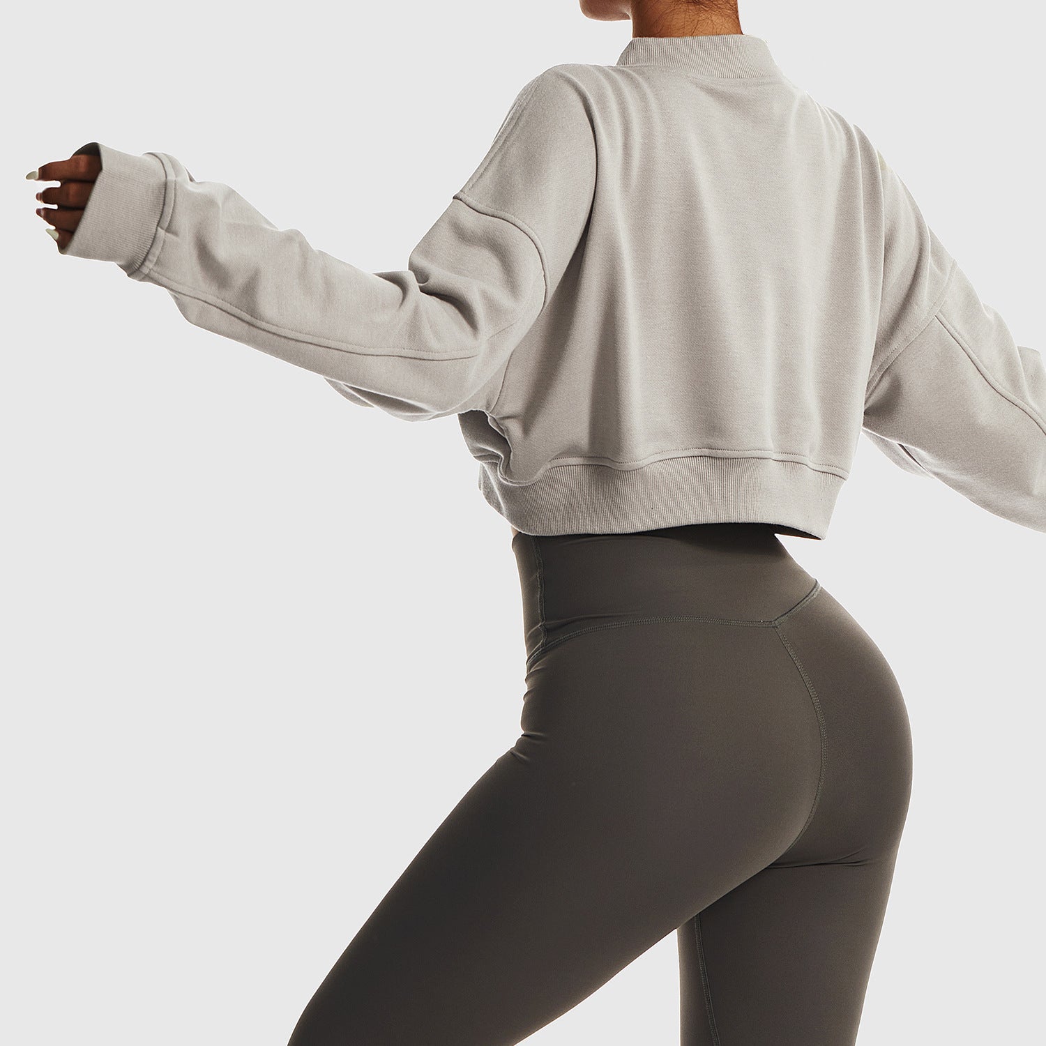 Loose Sports Sweater mit V-Ausschnitt Detailansicht – VYROX