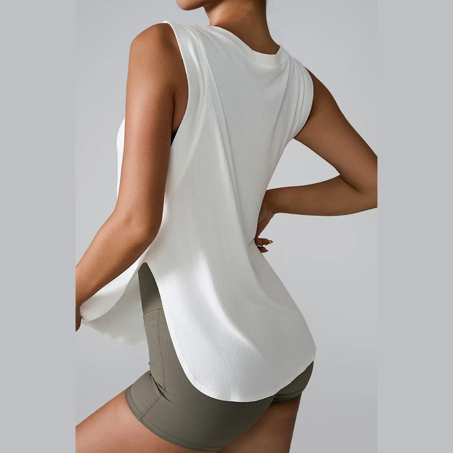 Tanktop mit geschlitztem Rundhalsausschnitt Detailansicht – VYROX